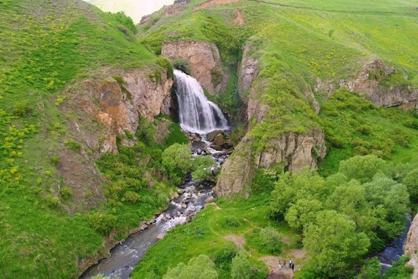 Քայլենք դեպի Մեղրատուն, Թռչկանի ջրվեժ, զիլինգ